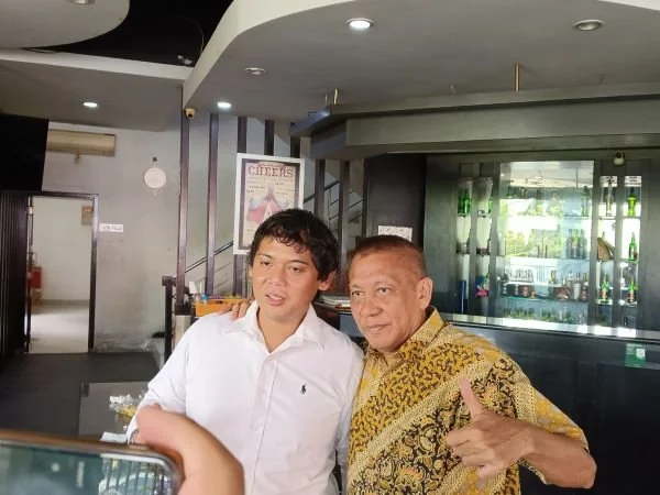 Ketua Allstar PSM, Sumirlan (Batik) terhadap sosok Rahmat Taqwa Qurais (Dok : Sinta KabarMakassar).