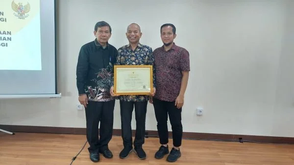 Sub Koordinator Mutasi Jabatan BKPSDM Pemkab Jeneponto, Zulkasmin Sila S.IP, M.Si saat meneriman Penghargaa dari KASN Prof. Dr. Drs. Agustinus Fatem di Hotel Mercure Kuta Bali, Kamis (7/3).