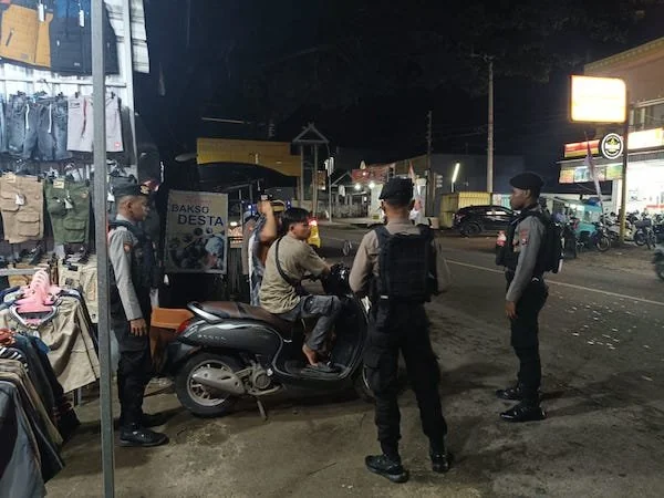personel Satuan Samapta Polres Jeneponto saat melakukan patroli malam hari di sejumlah titik rawan. (Foto/ist).