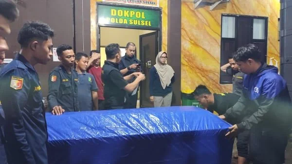 Persiapan penyerahan jenazah kepada keluargan Deden. (Dok: Ist)
