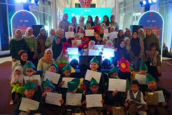 Siswa SD Islam Athirah Racing Centre tampilkan hasil pembelajaran bilingual di ruang publik (Dok: Ist)