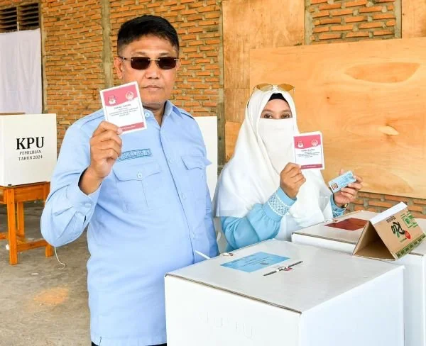 Cabup Lutim, Isrullah Ahmad bersama istri  Wahida As'ad (Dok : ist).