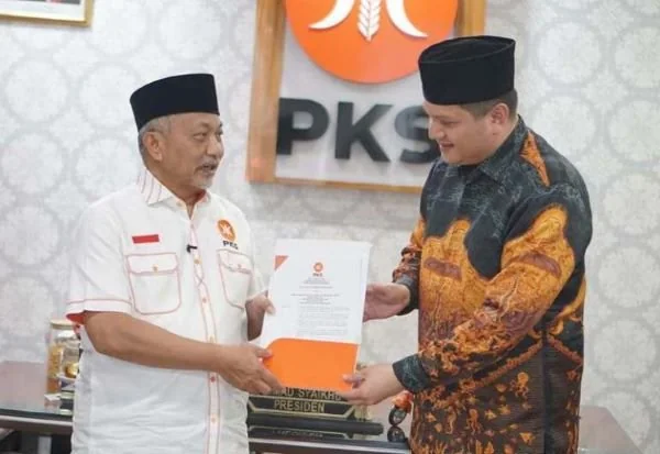 Presiden PKS Akhmad Syaiku (kiri) menyerahkan surat dukungan kepada bakal calon Bupati Luwu, Arham Basmin Mattayang di Jakarta (Dok : ist).