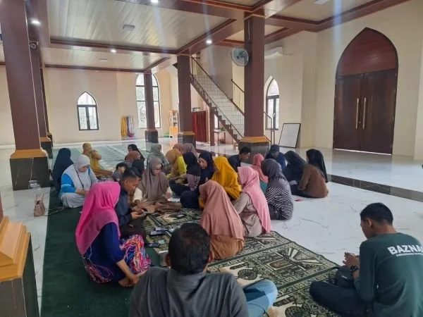 Baznas Kabupaten Bulukumba memberikan bantuan pinjaman modal usaha tanpa bunga yang dikemas dalam program Microfinance berbasis masjid (Dok : ist).