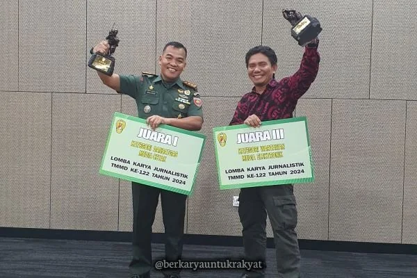 Komandan Kodim 1425/Jeneponto, Letkol Inf Muhammad Amin, bersama Jurnalis TV One, Andy Wahyudi saat menerima Penghargaan LKJ TMMD di Aula A.H. Nasution Lt. 2 Mabesad Jakarta Pusat (Dok : Ist).