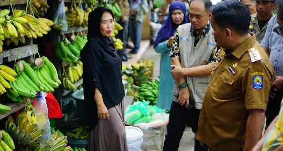 Pj Bupati Junaedi Bakri saat melakukan sidak di Pasar Tradisional Karisa. (Ist).