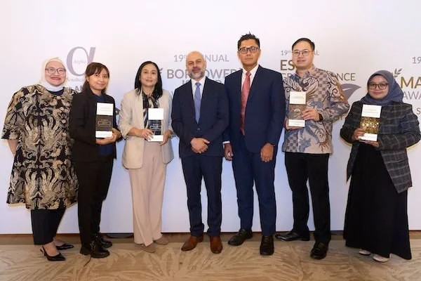 Penghargaan yang diperoleh oleh PT Pegadaian di Singapura (Dok: Ist)