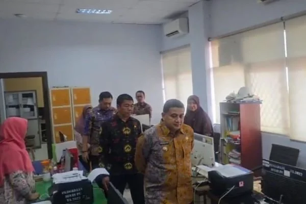 Wali Kota Makassar Munafri Arifuddin saat Sidak di Dinas Perikanan dan Petanian, (Dok: Kabar Makassar).