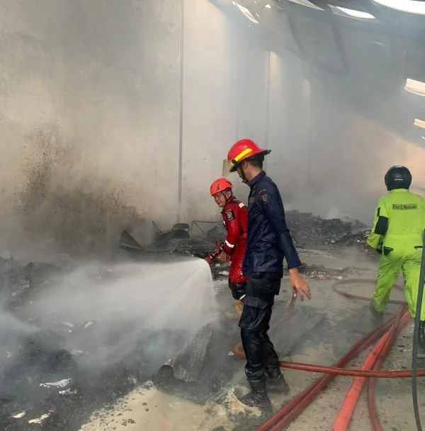 Situasi pemadaman kobaran api atap pergudangan di Jalan Insinyur Sutami No.38, Senin (18/3).