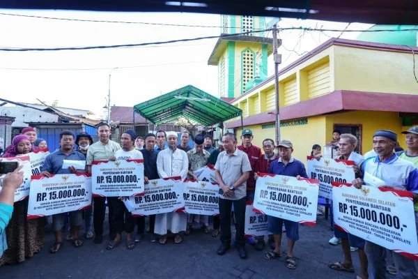 Gubernur Sulsel Andi Sudirman Sulaiman menyerahkan bantuan kepada korban kebakaran di Kelurahan Mangasa, Kota Makasar (Dok: Ist)