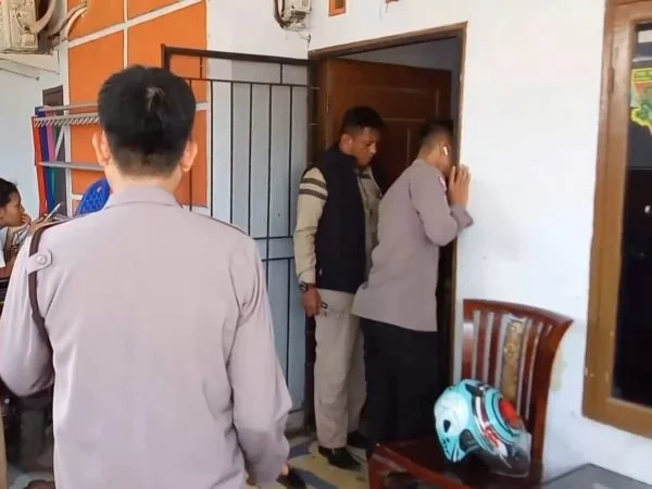 Pihak kepolisian saat mendatangi TKP (Dok : Ist).