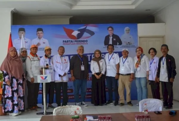 Ketua DPW PKS Sulawesi Selatan Amri Arsyid ikut mendaftar sebagai bakal calon Wali Kota Makassar ke DPD Partai Perindo Makassar, di Jalan Perintis Kemerdekaan, Kecamatan Tamalanrea, Kota Makassar.