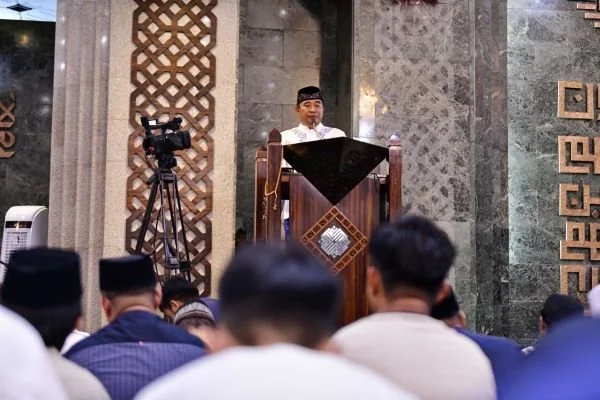 Pj Gubernur Sulsel, Bahtiar Baharuddin di Masjid Al-Markaz, Selasa, (12/3).