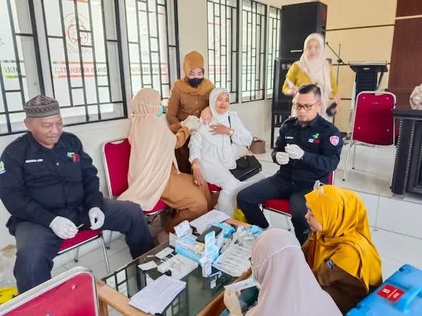 Ratusan Calon Jemaah Haji (CJH) mengikuti vaksinasi meningitis di Kantor Dinas Kesehatan (Dinkes) Kabupaten Jeneponto, Senin (22/4).
