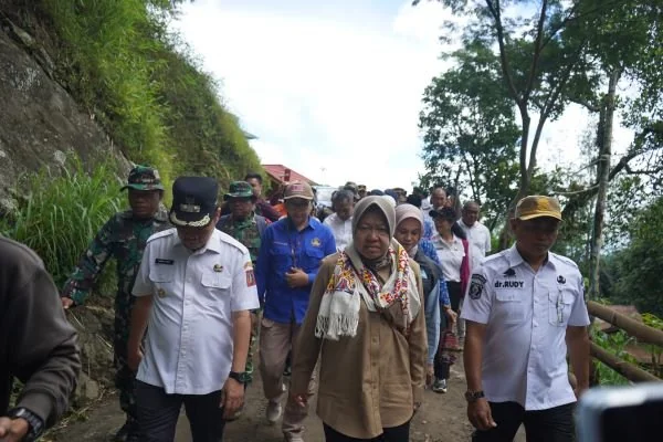 Menteri Sosial, Tri Rismaharini lakukan kunjungan ke lokasi bencana tanah longsor di Kabupaten Tana Toraja, Rabu (17/4).