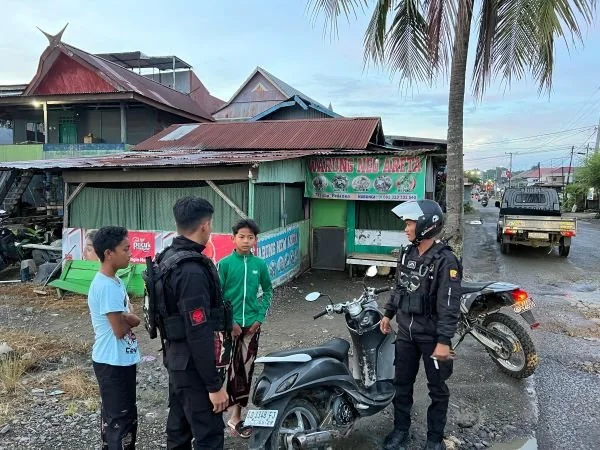 Personel Ditsamapta Polda Sulbar saat menggelar patroli (Dok : Ist).