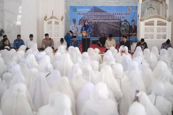 Bupati Gowa, Sitti Husniah saat melepas Jemaah Calon Haji Kabupaten Gowa (Dok : Ist).