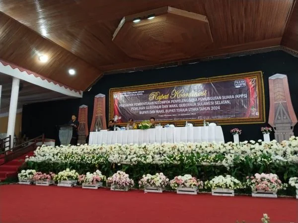 Rakor pembentukan KPPS Toraja Utara di buka oleh Plh Hasral Lahiya di Toraja Misliana Hotel (Dok : Ist).