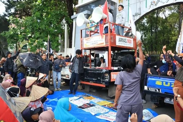 Koalisi Hari Tani Nasional 2025 berunjuk rasa di depan Kantor Gubernur Sulsel. Dok. Ist