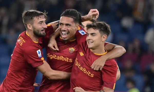 AS Roma merayakan gol Chris Smalling melawan Lecce, Senin (10/10/2022) (c) La Presse via AP Photo
