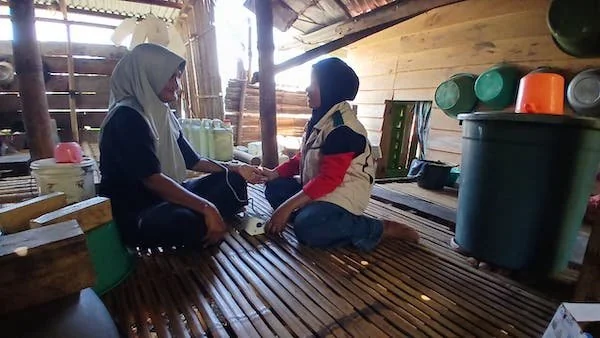 Bidan Cahaya melakukan kunjungan langsung ke rumah warga dan melakukan pemeriksaan kepada masyarakat yang kurang mampu di desa Banua Adolang, Majene