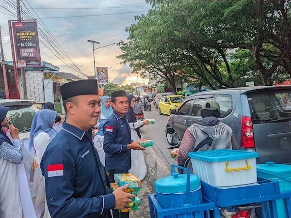 Jajaran Polres Jeneponto dari alumni kepolisian angkatan Bhayangkara Dua Ribu Tiga (Bharaduta) D'Pandiga Polri, saat menggelar aksi sosial dengan membagikan takjil gratis bagi Masyarakat di Bulan Suci Ramadan 1446 Hijriah. (Ist).