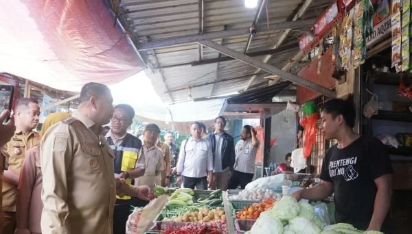 Wali Kota Makassar, Munafri Arifuddin, saat melakukan sidak di Pasar Pabaeng-baeng, (Dok: Kabar Makassar)