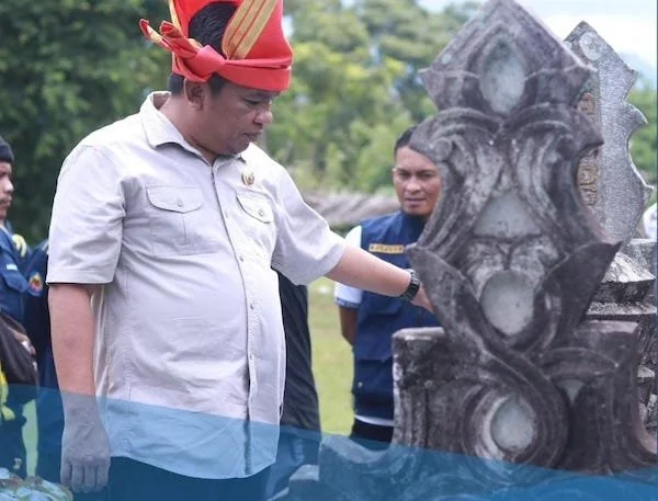 Pj Bupati Jeneponto, Junaedi Bakri didampingi Ketua Karang Taruna Bontotangnga, Pupung saat mengunjungi situs kuburan kuno di Kelurahan Bontotangnga. (Ist).