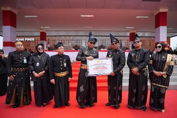 Pemberian bantuan secara simbolis dari Pemprov Sulsel ke Kabupaten Bulukumba (Dok: Ist)