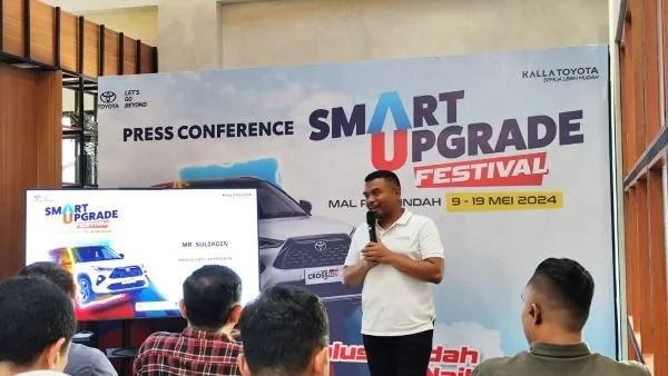 Marketing General Manager Kalla Toyota, Suliadin saat konferensi pers di The Foreign Cafe, Selasa (7/5).