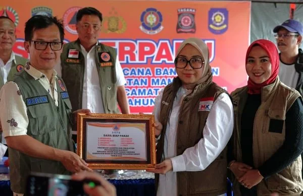 Penyerahan bantuan simbolis kepada pemerintah daerah (Dok : Ist).