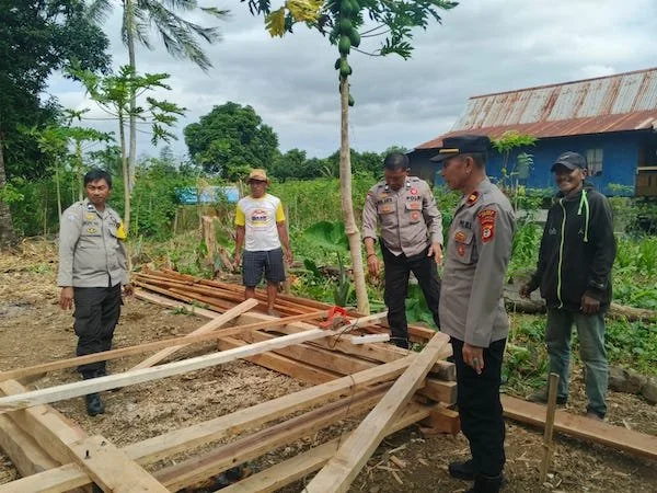 Kapolsek Kelara Iptu Muhammad Kasim bersama personelnya saat membantu proses pengerjaan RLH Nenek Sainna. (Ist).