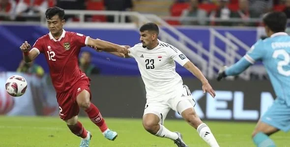 Salah satu pemain timnas Pratama Arhan di laga Indonesia vs Irak di Grup D Piala Asia 2023 di Ahmed bin Ali Stadium, Senin (15/01/2024) malam WIB. (c) AP Photo/Hussein Sayed