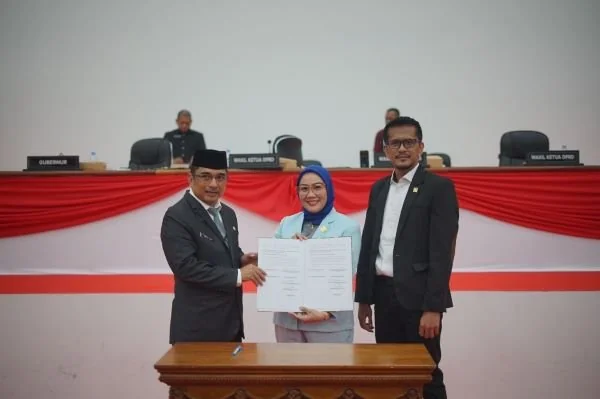 Pj Sekprov Sulbar bersama Wakil Ketua DPRD Sulbar (Dok : Ist).