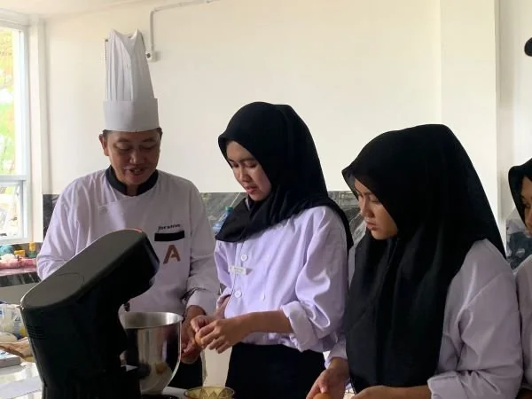 Program studi Perhotelan Politeknik Bosowa (Poltekbos) menggelar kuliah tamu mengundang Chef Pastry Hotel Aryaduta Makassar, Chef Ibrahim (Dok : ist).