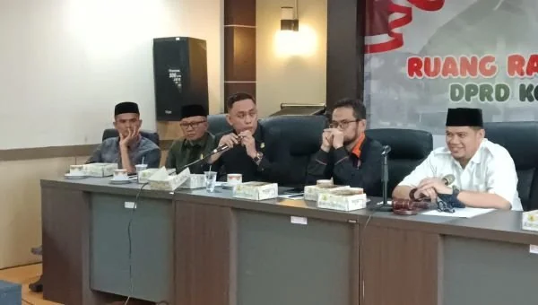 Anggota Komisi A DPRD Kota Makassar, Tri Sulkarnain saat Rapat Gabungan Komisi A dan D Terkait Juknis Pemilihan RT/RW, (Dok: Ist).