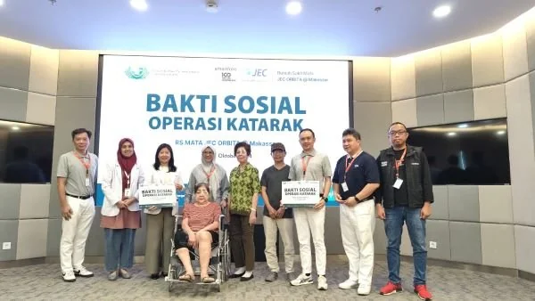 Penyerahan bantuan operasi katarak secara simbolis, di RS Mata JEC Orbita Makassar (Dok : Hanifah KabarMakassar).
