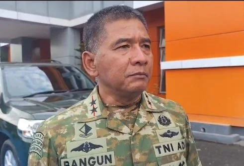 Pangdam XIV/Hasanuddin Mayjen TNI Bangun Nawoko dalam wawancara di kantor basarnas