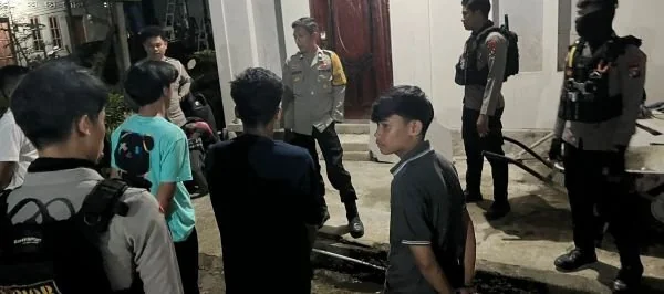 Sekelompok pemuda saat di amankan personel Kepolisian di Mamuju (dok:ist)