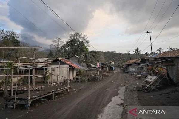 Kondisi Pasar Boru dengan latar belakang erupsi Gunung Lewotobi Laki-laki di Desa Boru, Wulanggitang, Kabupaten Flores Timur, NTT, Minggu (17/11/2024). Pasar yang merupakan pusat perdagangan terbesar dan teramai di Flores Timur bagian barat itu kini ditin