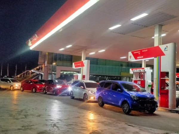 Pengisian BBM di salah satu Pertamina di Makassar (Dok : Dini KabarMakassar).