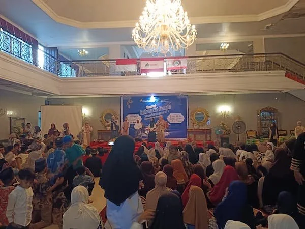 Suasana Buka Puasa Bersama Anak Yatim yang digelar DOPW ABI Sulsel (Dok: Sinta KabarMakassar).