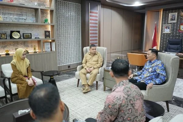 udiensi Wali Kota Makassar Munafri Arifuddin dan jajaran Ombudsman Republik Indonesia Perwakilan Sulawesi Selatan (Sulsel) di Balaikota Makassar, (Dok: Ist).
