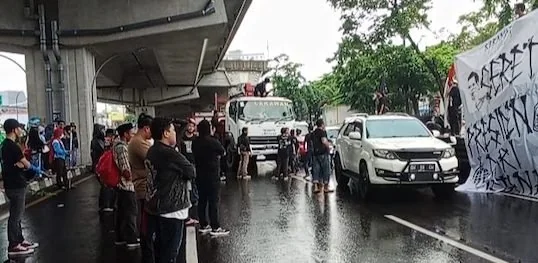 Aksi unjukrasa di depan kantor KPU Sulsel jalan AP Pettarani Makassar, Senin (12/2). FOTO IST