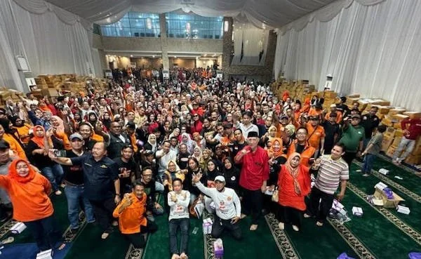 Para pendukung Danny-Azhar dan Indira-Ilham Ari di kediaman Danny Pomanto. Foto IST