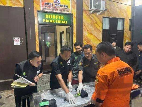 Penyerahan black box kepada KNKT. (Dok: Ist)