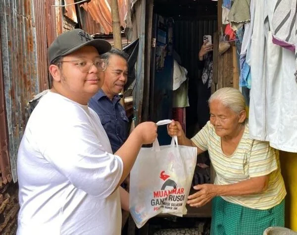 Ketua DPW PSI Sulsel, Muammar Gandi Rusdi saat Membagikan Sembako (Dok: Ist).
