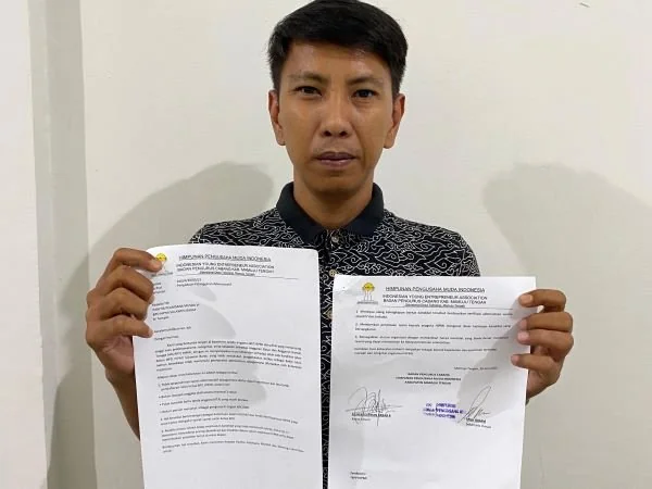 Liasion Officer (LO) dari Andi Muhammad Ricki Rachmat Rosali, Wahyu AR saat memegang Surat Aduan yang dilayangkan kepada panitia (Dok : Ist).