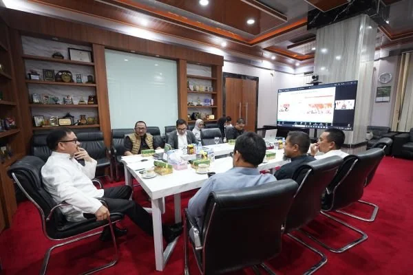 Rapat koordinasi Pemprov Sulsel bersama Kemendagri terkait pengaktifan kembali dua guru Luwu Utara (dok. Ist)