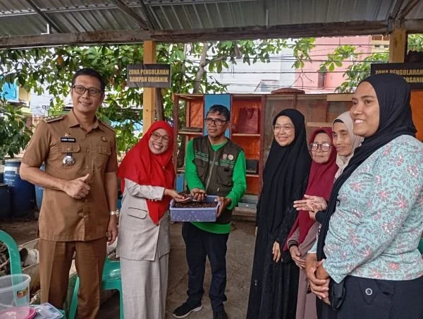 Anggota DPRD Provinsi Sulawesi Selatan, Yeni Rahman, saat Berkunjung ke Tempat Pengelolaan Sampah Reduce-Reuse-Recycle (TPS3R) Mariso, (Dok: Ist).